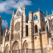 Vista de la catedral de León. La Catedral de Santa María de Regla de León es un templo católico situado en el casco histórico de la ciudad de León.