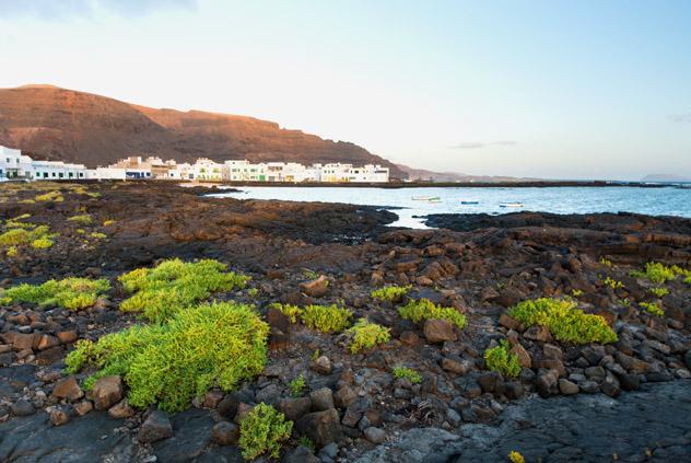 Playa de Órzola, Lanzarote, Canarias, España © Michael Thaler / Shutterstock
