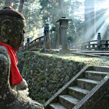 Estaturas budistas en el mausoleo de Okunoin, Japón