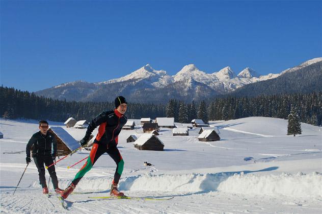 Esquí de fondo por los pastos del monte Zajavornik, en Pokljuka, Alpes Julianos, Eslovenia © Mojca Odar, Turizem Bohinj
