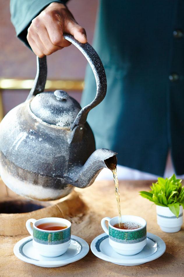 Tomando té en una de las plantaciones de Nwara Eliya, Sri Lanka © Matt Munro / Lonely Planet