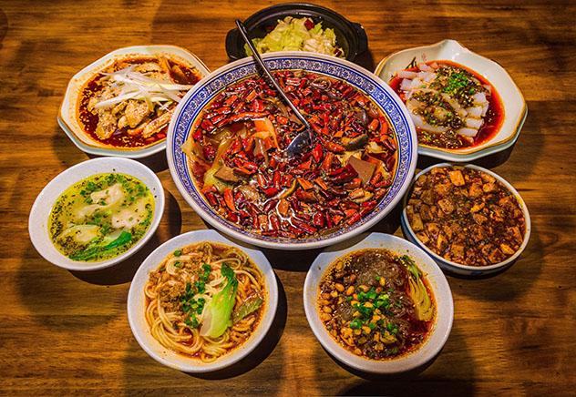 Sìchuān es famosa por sus granos de pimienta y sus chiles picantes, que dejan la lengua entumecida, China © HelloRF Zcool / Shutterstock
