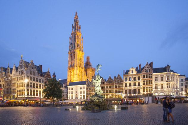 Catedral gótica de Nuestra Señora, Handschoenmarkt, Amberes, Bélgica © Kris Ubach