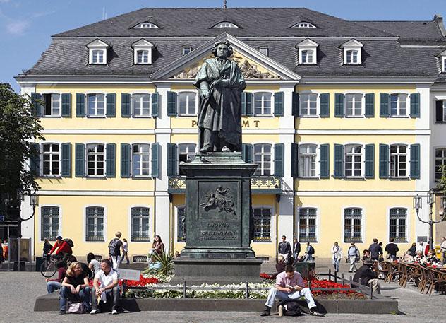Monumento público dedicado a Beethoven en la Münsterplatz de Bonn