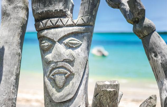 Escultura de madera de deriva en la costa de Port Vila. Mark and Anna Photography/Shutterstock ©