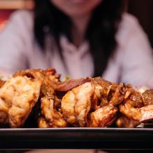 Langostinos fritos, gastronomía de Singapur