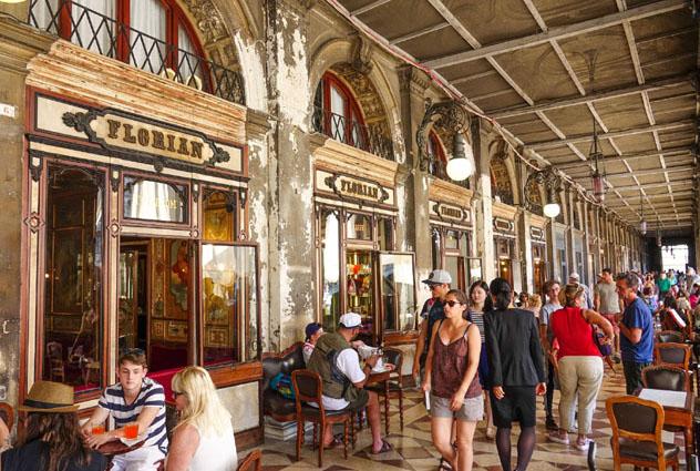 Café Florian, Plaza San Marcos, Venecia, Italia © 4kclips / Shutterstock