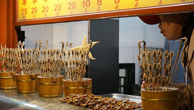 Mercado nocturno de Dönghuámén, Beijing, China © Anita Isalska / Lonely Planet