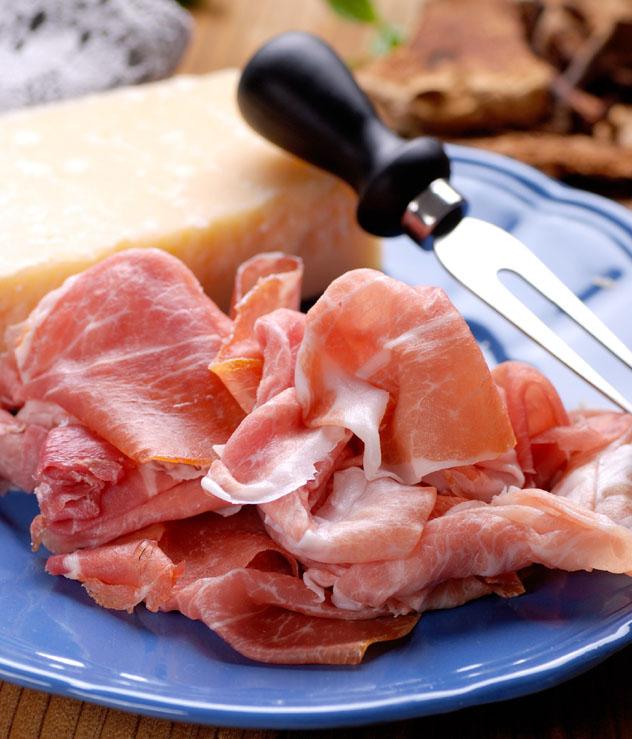 Dos de las deliciosas especialidades de Parma, Emilia-Romaña, Italia © al62 / Getty Images