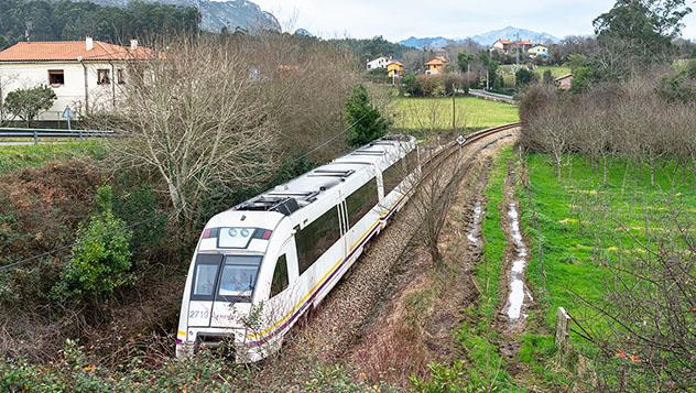 Tren FEVE por Ribadesella, Asturias, España