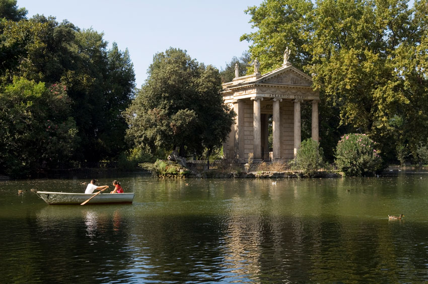 Pareja en el lago de Villa Borghese.