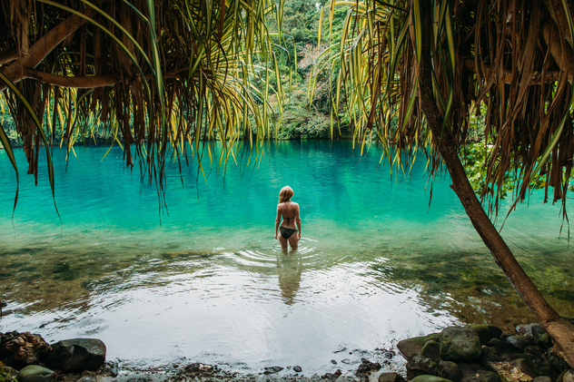 Bañista en el Blue Lagoon. ©ajlatan/Shutterstock