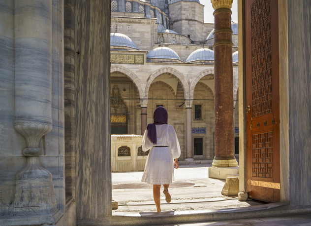 Entrando en la mezquita de Suleymaniye. © ozgurdonmaz / Getty Images