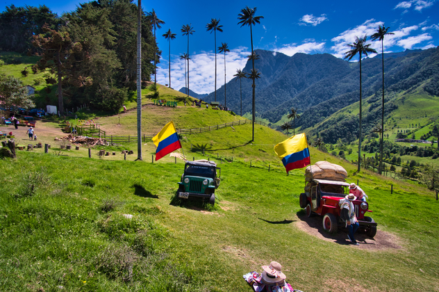 'Jeeps' aparcados en el valle de Cocora, Colombia. © Rico Markus / Shutterstock