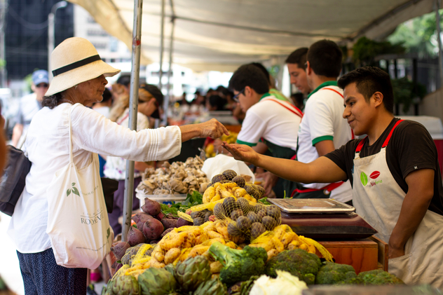 Comprando en el mercado local. © Myriam B / Shutterstock