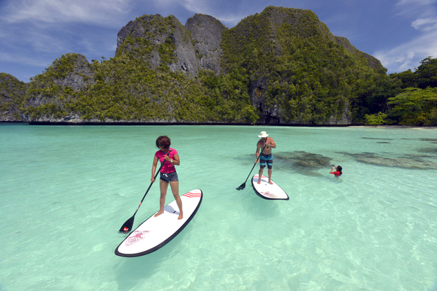 Haciendo 'paddle' en la isla de Wayag. © Shutterstock / zaferkizilkaya