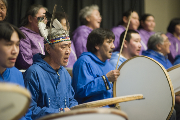Tamborileros en el evento de Native Foundation, en Anchorage, Alaska. © Daniel H Bailey/Getty Images