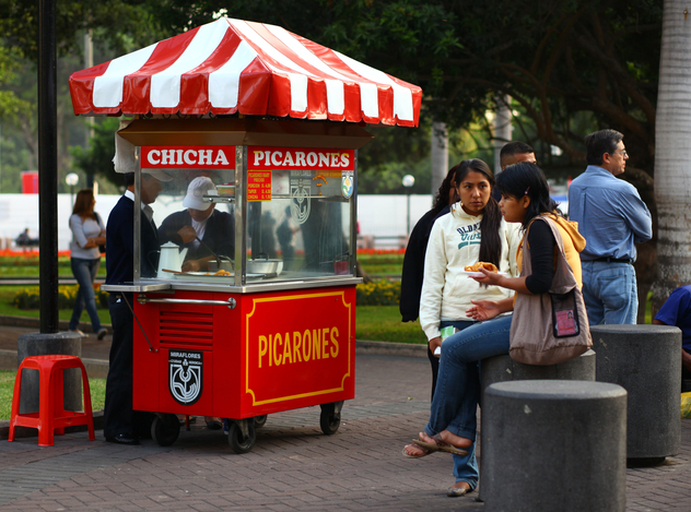 Comida callejera en el centro de Lima. ©Ildi Papp/Shutterstock