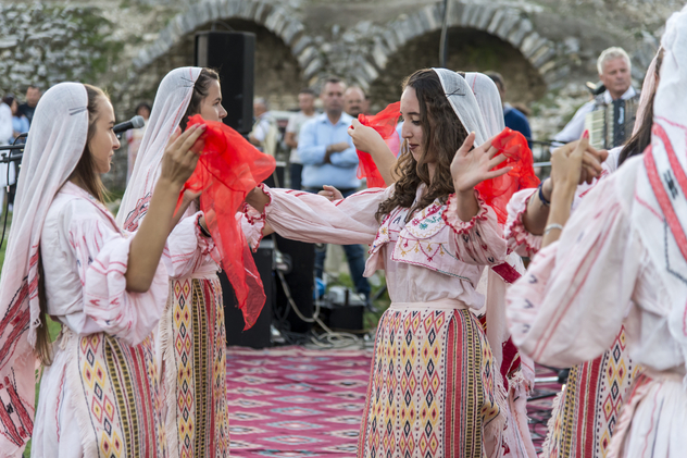 Festival tradicional delante del castillo de Berat. ©Daniel Reiner/Shutterstock