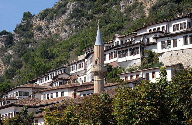 Albania: Berat y las casas otomanas, ruta cultural e histórica por carreteras albanesas