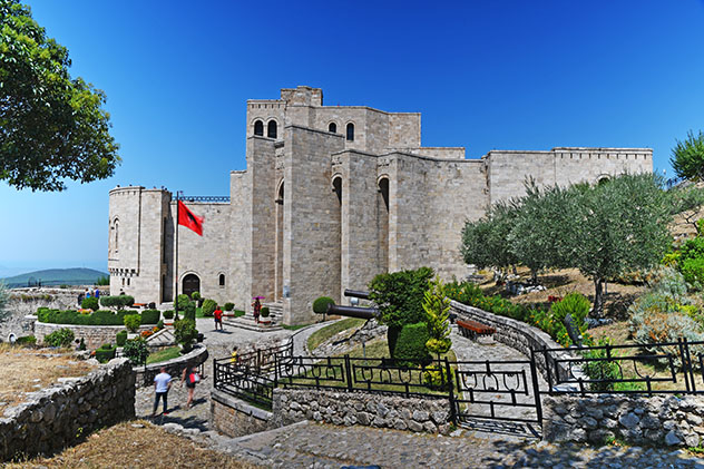 Albania: castillo de Kruja, ruta cultural e histórica por carreteras albanesas