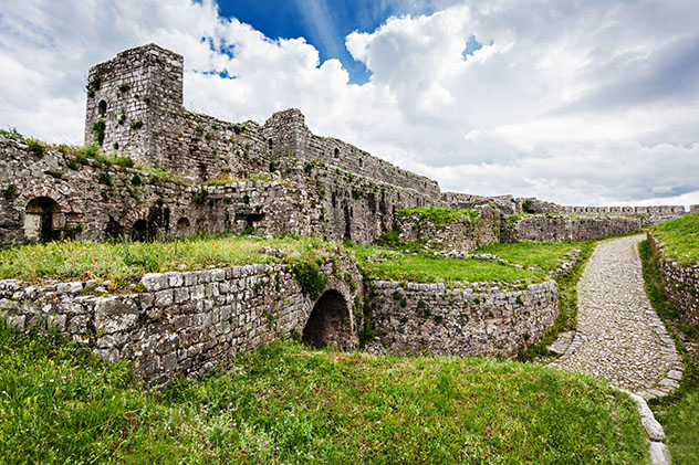 Albania: castillo de Rozafa, en Shkodra, ruta cultural e histórica por carreteras albanesas