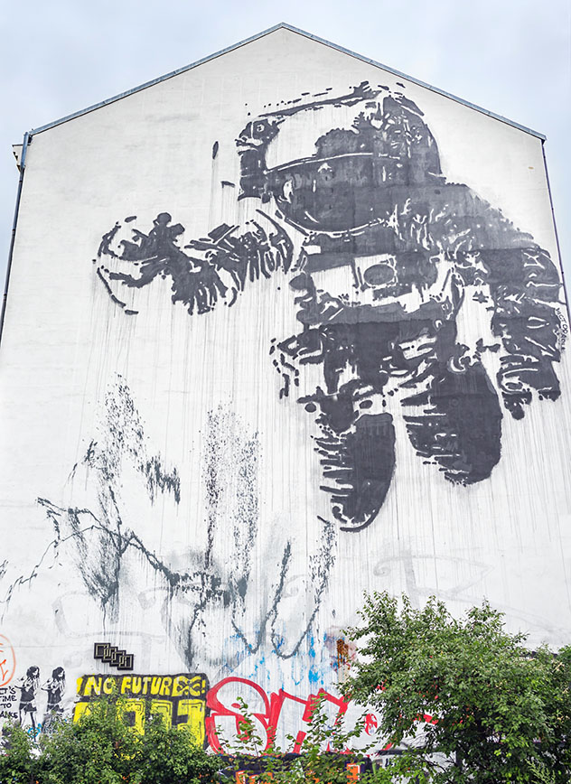 Berlín: 'Astonaut/Cosmonaut' de Victor Ash, muestra de arte callejero en Kreuzberg