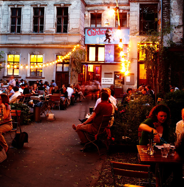 Restaurante-bar The Clarchens Ballhaus, Berlín © Mark Read / Lonely Planet