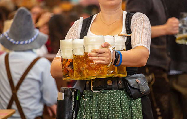 La Oktoberfest en Múnich: jarras gigantes de cerveza