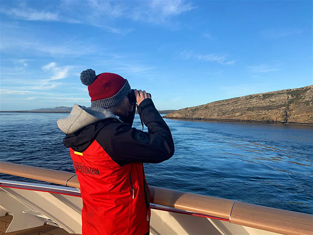 Kieran Love, biólogo, en el barco de Hurtigruten en la Antártida