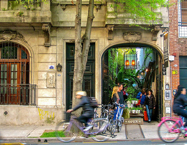 Es fácil ver por qué las calles de Buenos Aires han ofrecido tanta inspiración cinematográfica, Argentina © Bridget Gleeson / Lonely Planet