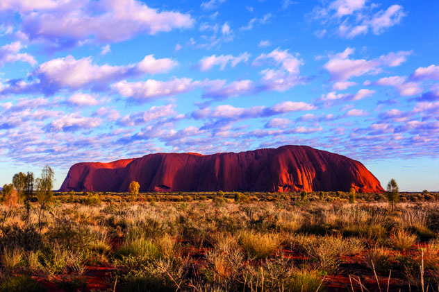 Una imagen emblemática de Uluru al alba, Centro Rojo, Australia © Maurizio De Mattei / Shutterstock
