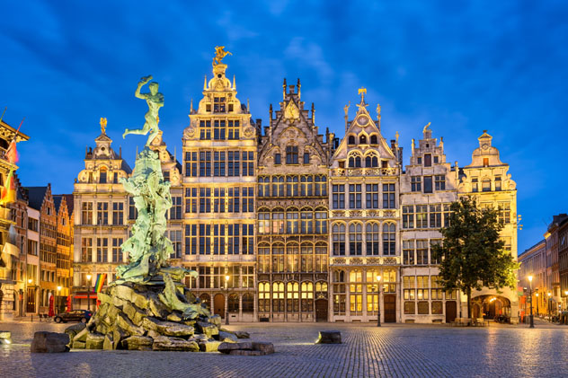 La Grote Markt de Amberes prueba que la ciudad también presume de elegancia arquitectónica, Bélgica © Mapics / Shutterstock