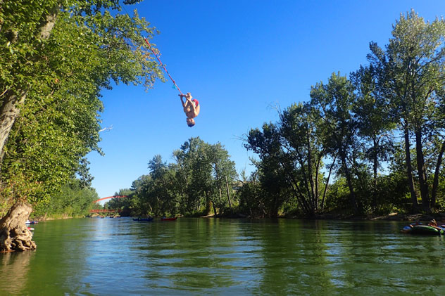 En verano, habitantes y visitantes de Boise van al río para nadar, remar y divertirse, Idaho, EE UU© CSNafzger / Shutterstock