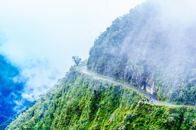 El Camino de la Muerte, famoso por sus precipicios vertiginosos, su estrechez y sus curvas cerradas, es un destino popular entre los ciclistas de montaña, Bolivia © streetflash / Shutterstock
