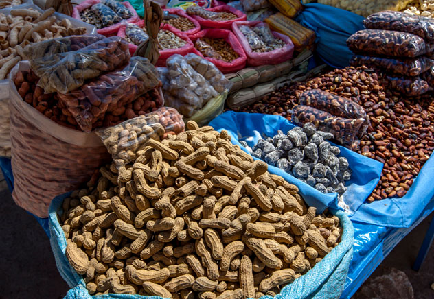 Las legumbres y los frutos secos son unos de los muchos tentempiés callejeros de La Paz, Bolivia © Thomas Wyness / Shutterstock