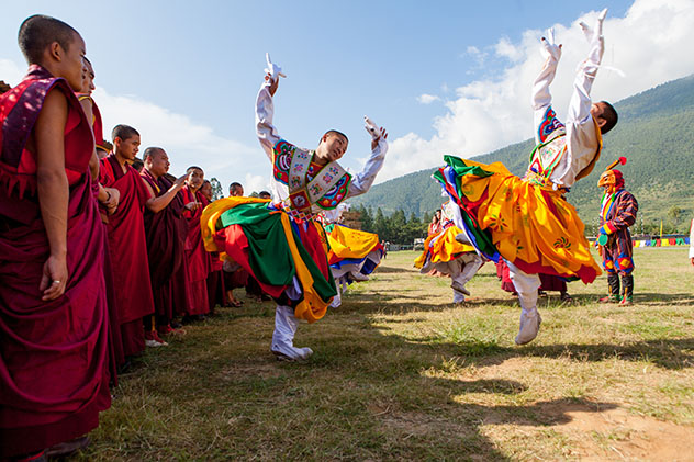 Viajar a Bután: danza tradicional festival budista