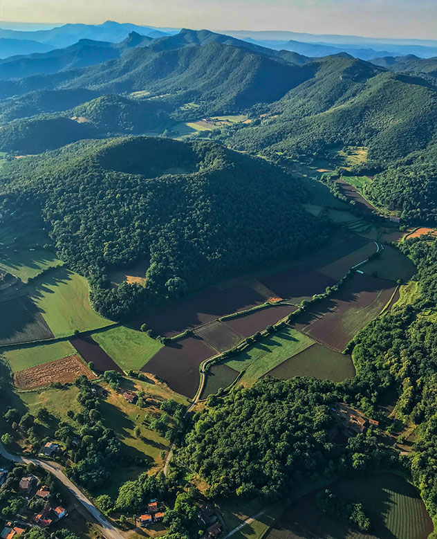 Cataluña interior del norte: vista de los volcanes de La Garrotxa desde un globo