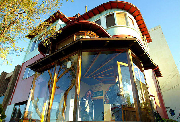 Las ventanas y los balcones dejan entrar a la ciudad en el hogar de Neruda en Valparaíso © Victor Rojas / Getty Images