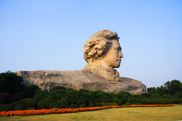 El colosal busto de granito de Mao joven, al sur de Tangerine Isle, Changsha, Húnán, China © SEMENOV1980 / Shutterstock