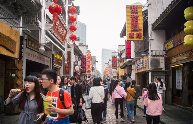 Las concurridas calles de Changsha tienen el ambiente de una gran ciudad, Húnán, China © thipjang / Shutterstock