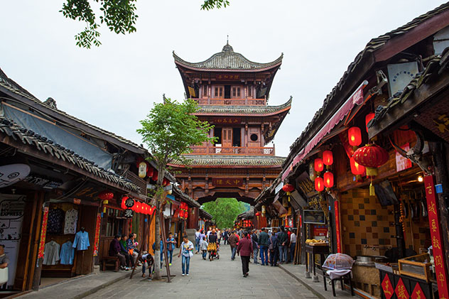 La histórica y apacible Langzhong es un buen sitio para descubrir la antigua cultura y literatura china © Meiqianbao / Shutterstock