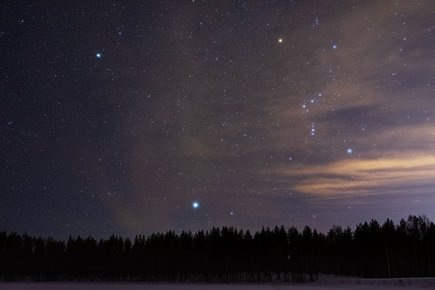 Las constelaciones de Orión, Can Menor y Sirio en Finlandia, cielos oscuros y observación de estrellas