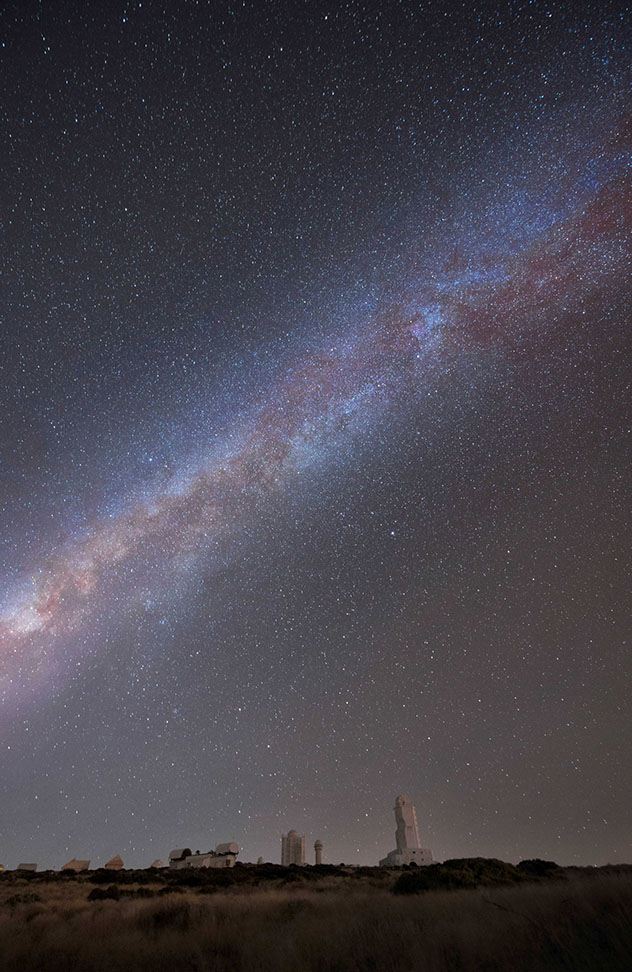 Vía Láctea en el observatorio del Teide, Tenerife, cielos oscuros y observación de estrellas