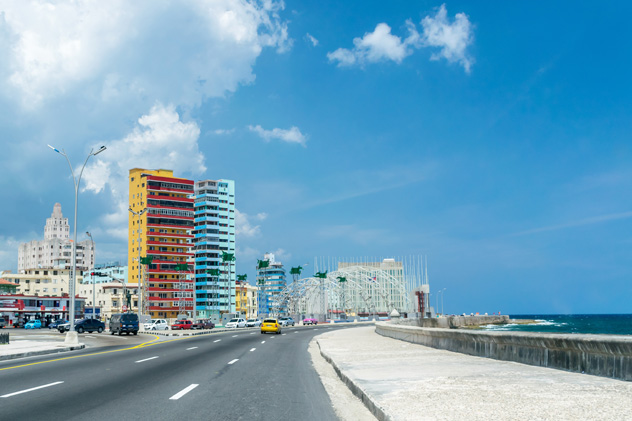 El Malecón y el edifico de la Embajada de Estados Unidos, La Habana, Cuba © Gustavo Ordoqui / Shutterstock