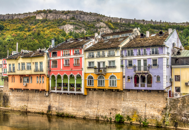 Casas históricas de colores en Lovech, Bulgaria. Ja Crispy/Shutterstock © 