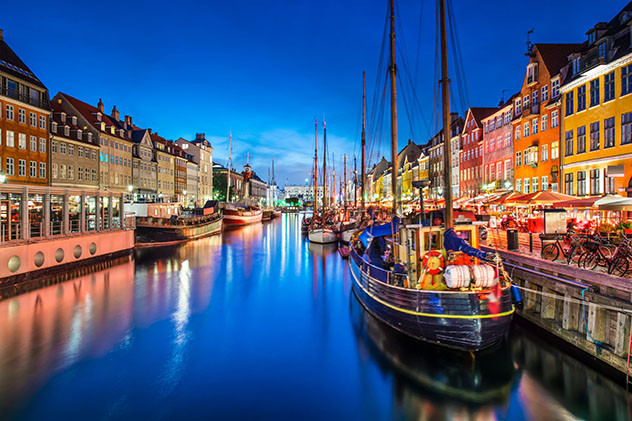 El pintoresco Nyhavn de noche, Copenhague, Dinamarca © SeanPavonePhoto / Getty Images