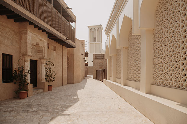 En el barrio histórico de Al Fahidi se pueden recorrer los apacibles callejones de la Dubái antigua, EAU © Ivan Kurmyshov / Shutterstock