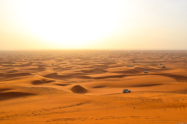 Conducir por el desierto es una actividad imprescindible de cualquier visita a Dubái, EAU © Emma Shaw / Lonely Planet