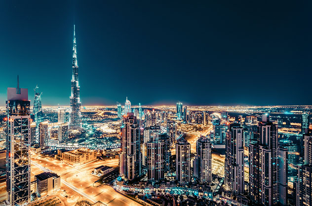 En Dubái las turistas pueden salir de noche vestidas como en su país, pero deberán cubrirse para desplazarse de un bar a otro, EAU © Funny Solution Studio / Shutterstock